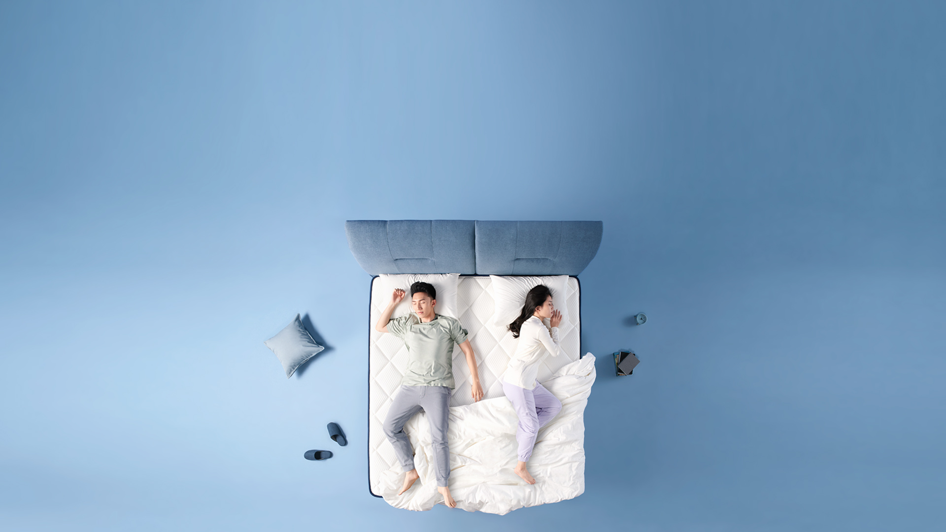 Couple resting in different positions on the Mattress Ecolite