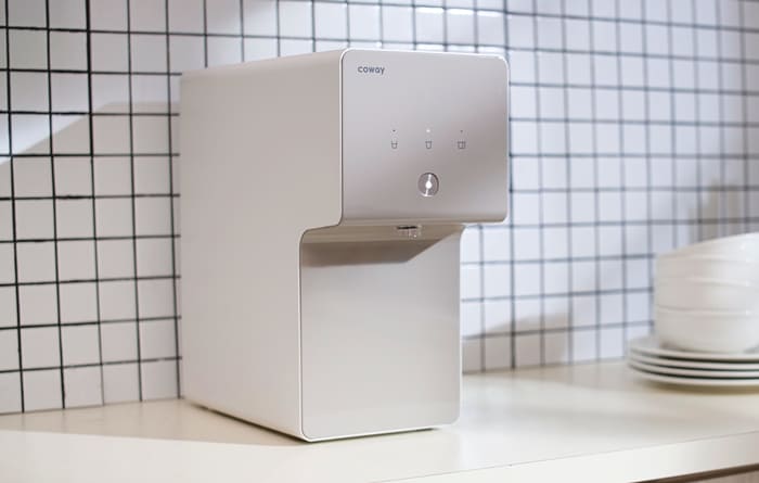 Coway Cinnamon fitting neatly into a compact kitchen counter